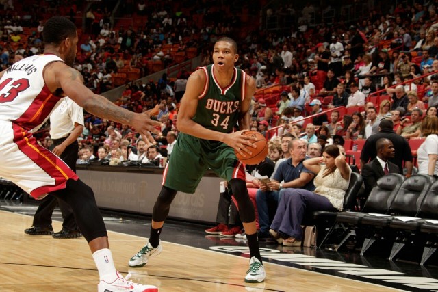 周琦扭伤膝盖痛苦倒地 被担架抬出球场